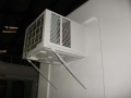 Caseta con aire acondicionado vista exterior.